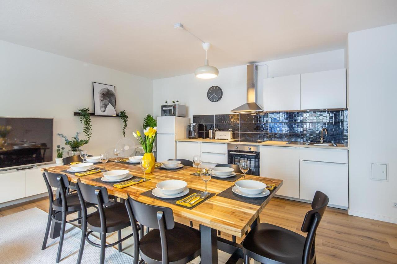 Apartment 3 Bedroom In Great Location - Unit 4 *